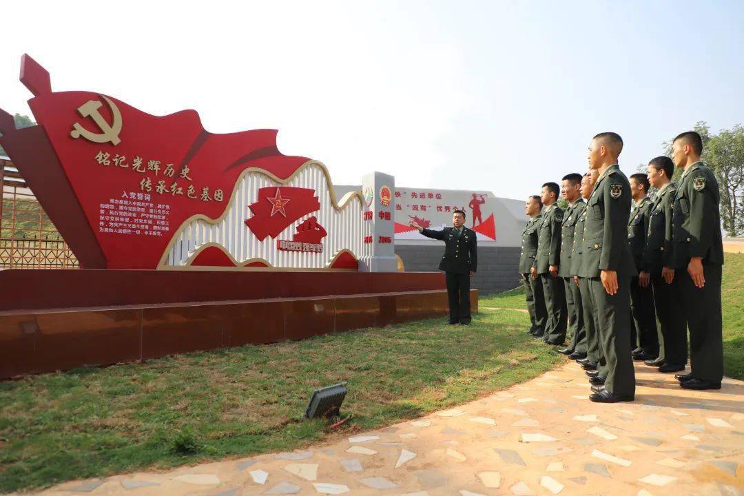 南部战区陆军某边防旅(钟华超,孙长义,付鑫鹏,李春国,曹一庆)以优异