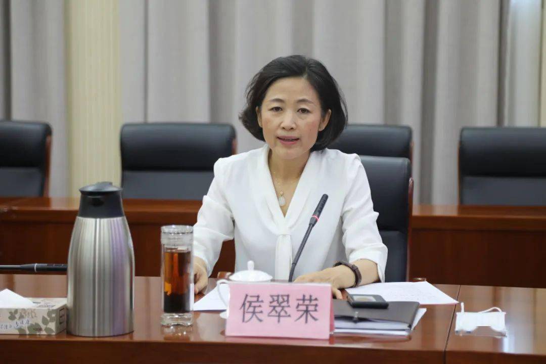 侯翠荣在主持讲话中强调,广大青年干部要深化理论武装,提升专业素养