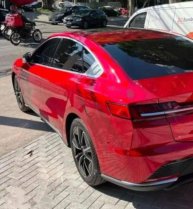 巴西富豪街头驾驶中国红比亚迪汉ev汉累计出口十多个国家创汇