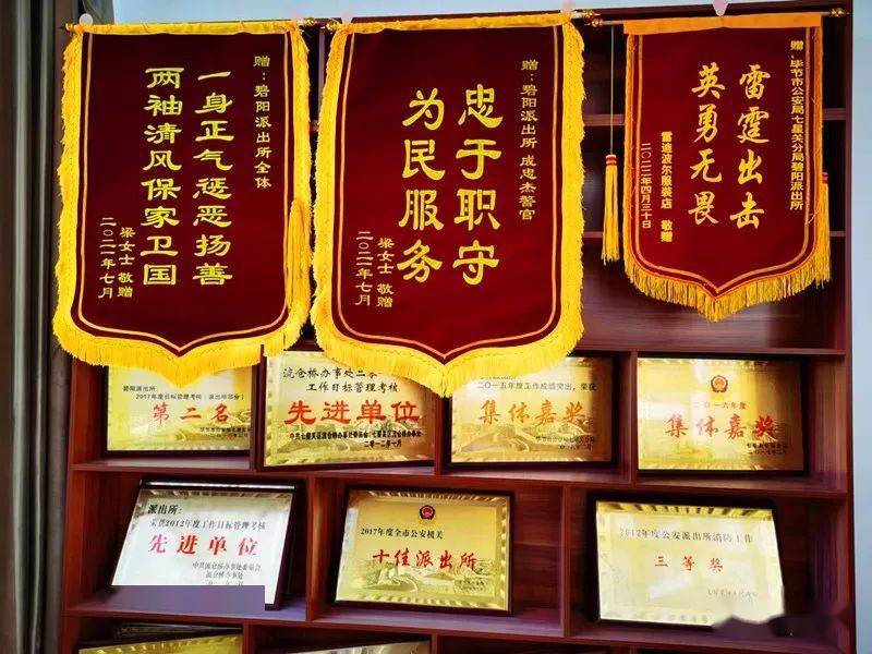 时尚之冬的小雪服装：寻找经典与潮流的交汇点