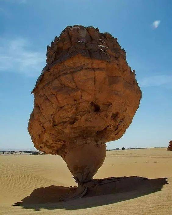 这石头怎么立起来的?太神奇了!_岩石_巨石_大自然