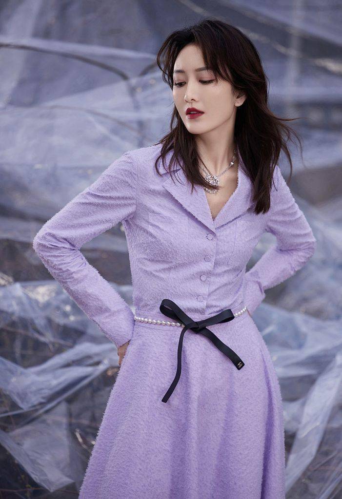 王鸥穿香芋紫衬衫裙浪漫优雅红唇碎发尽显港风气质