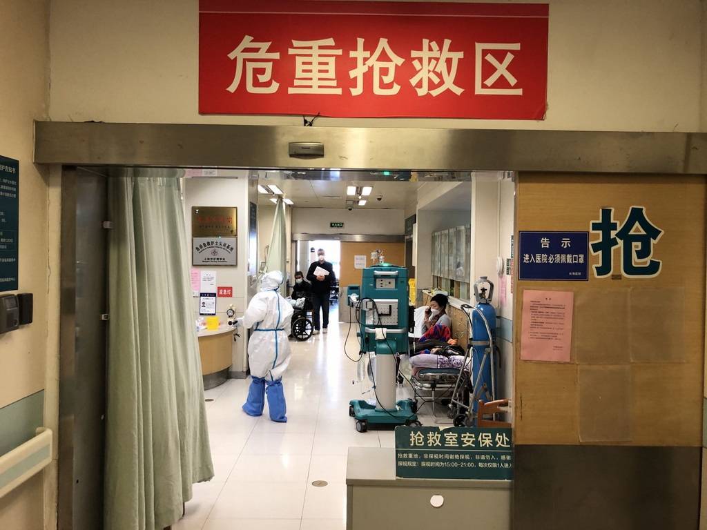 上海长海医院急诊现场床位见缝插针下一秒不可预知