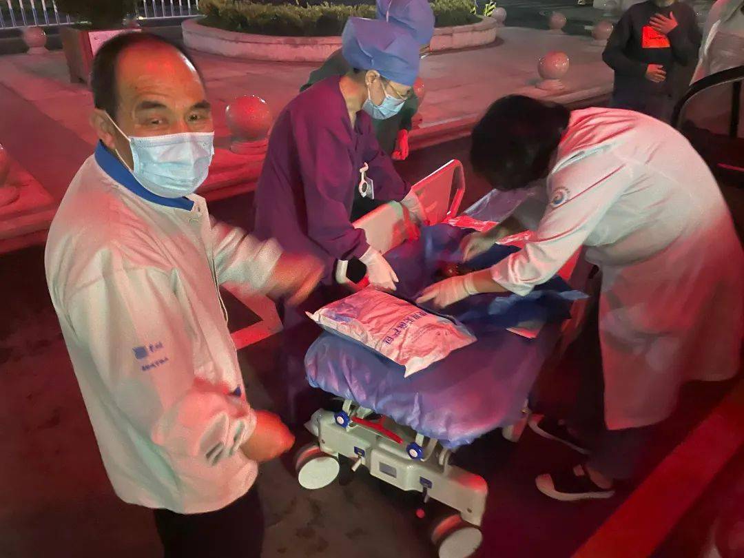 事发宁波一孕妇把孩子生在车上