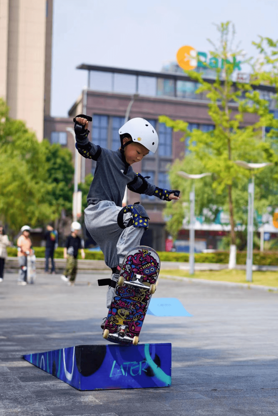象上青年滑板社,是由一群热爱滑板运动的青年组成的象上青年社团之一