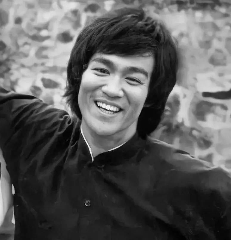 "这么多年过去了,人们仍然想知道bruce是怎么死的.