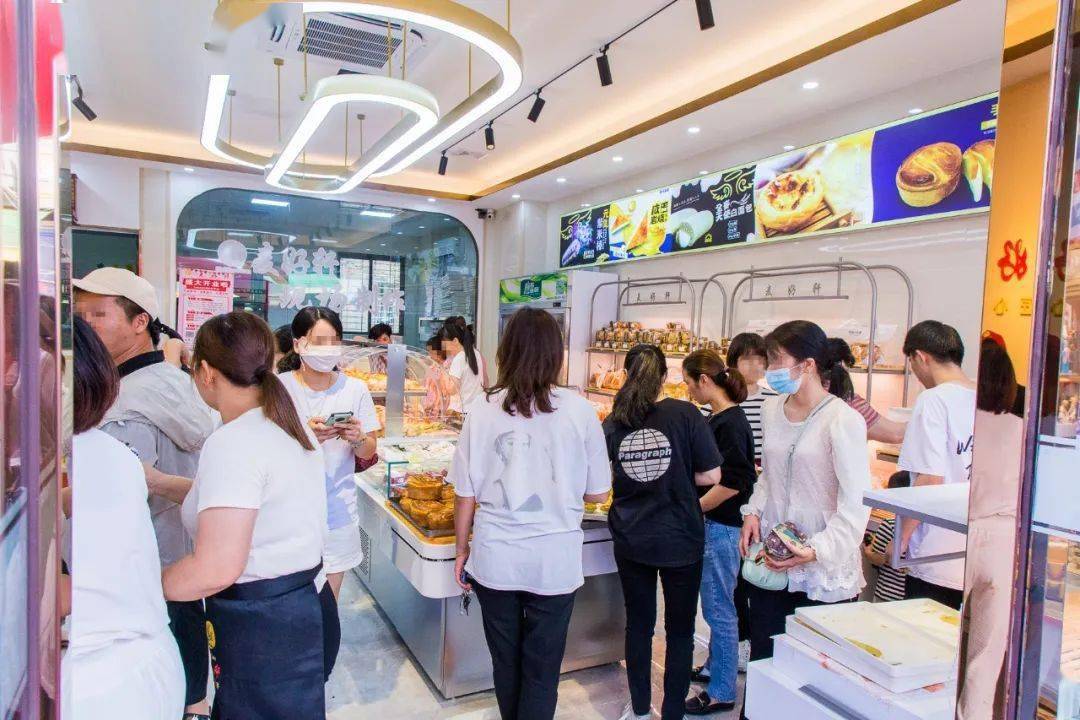 的生日蛋糕满足不同年龄段的需求除了蛋糕,还有各种精致的甜品糕点!