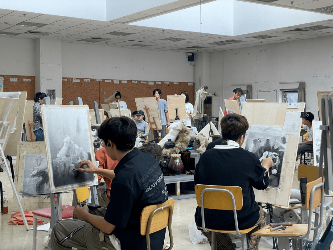 北京电影学院美术学院2021级戏剧影视美术设计专业基础部素描作品欣赏