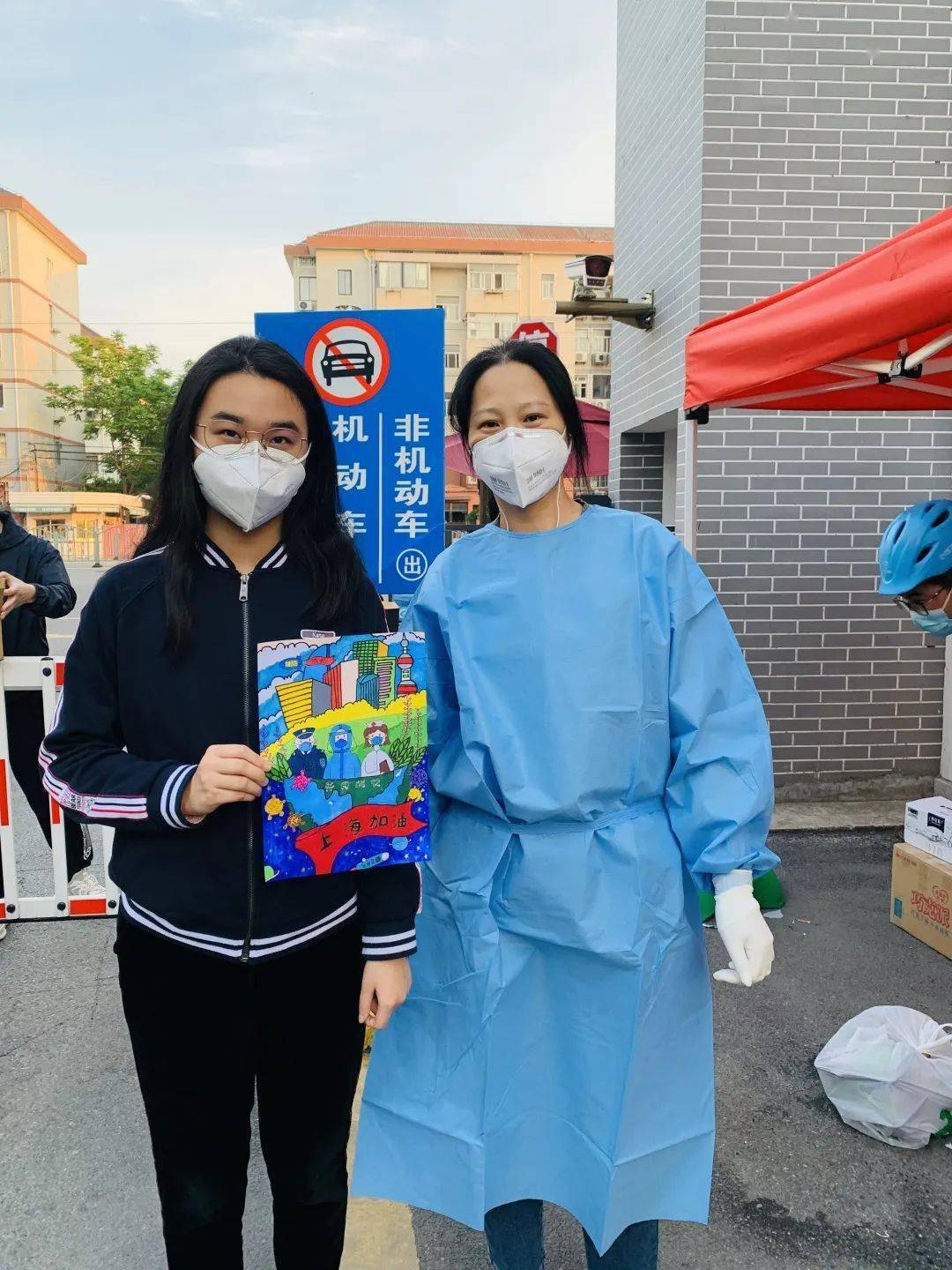 送上我的画我心中最棒的劳动模范在我们身边有许多像他们这样可亲可敬