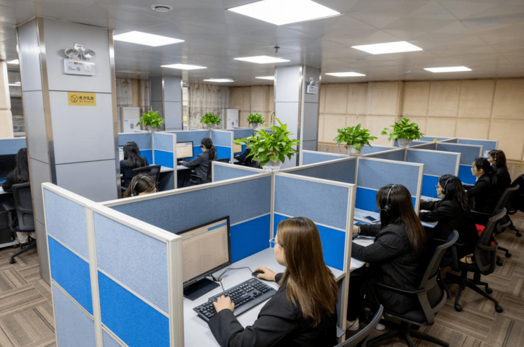 号充分发挥党委政府与人民群众"连心桥"作用,安排40名青年话务员在岗