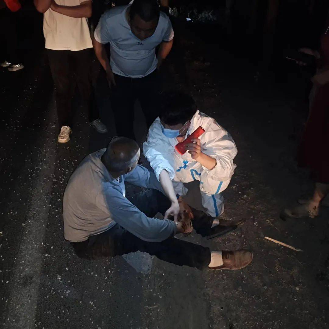 鹿邑路遇车祸医护人员紧急施救