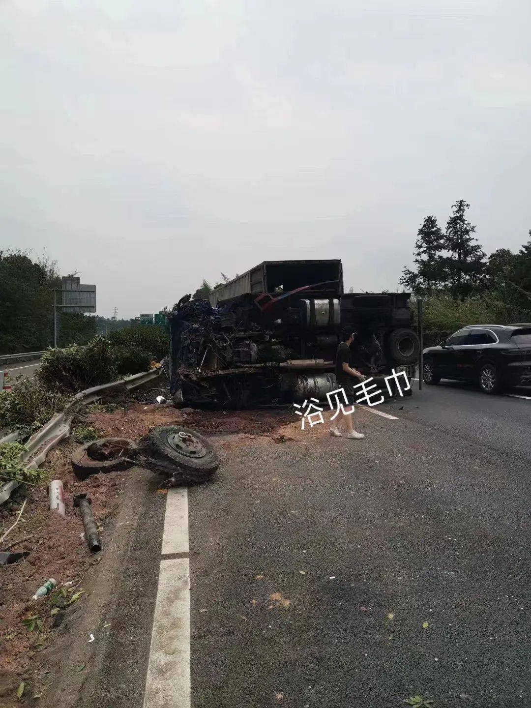 兴宁路段发生严重车祸现场一片狼藉