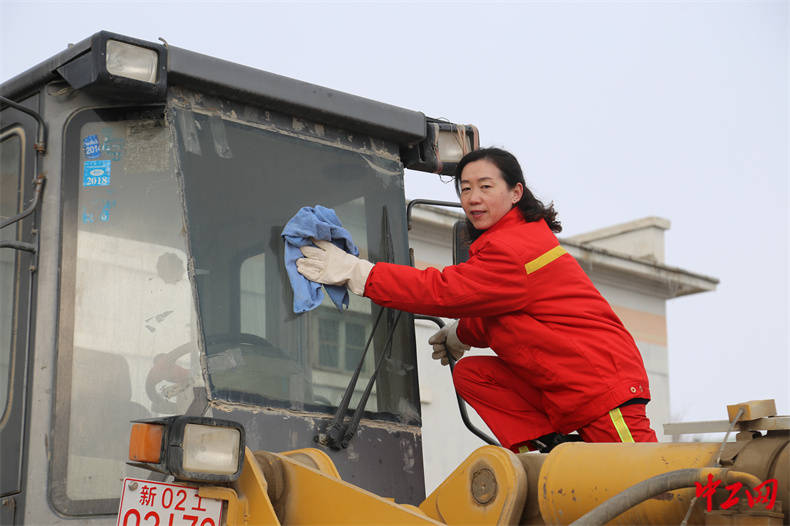 王秋莲开了18年装载机的石油女工