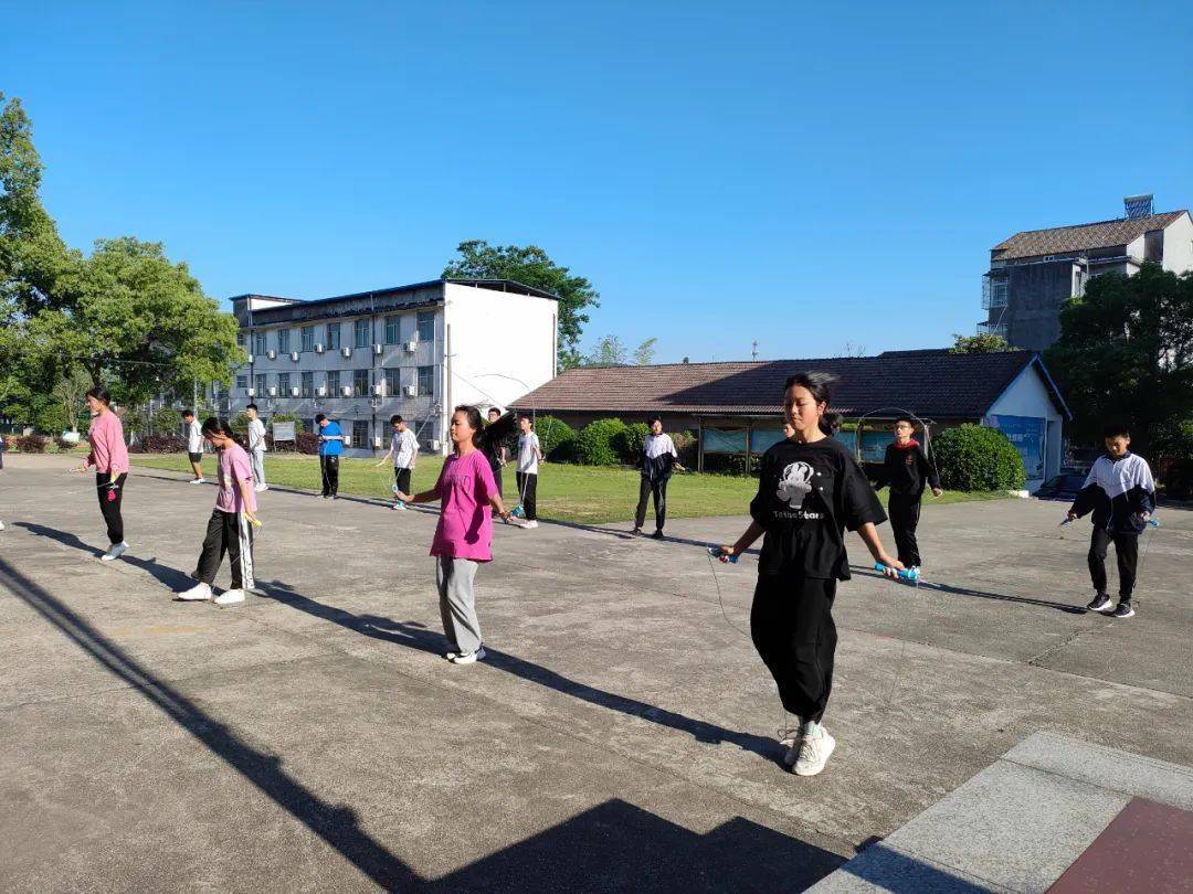 东山中学举行跳出健康绽放青春学生跳绳比赛