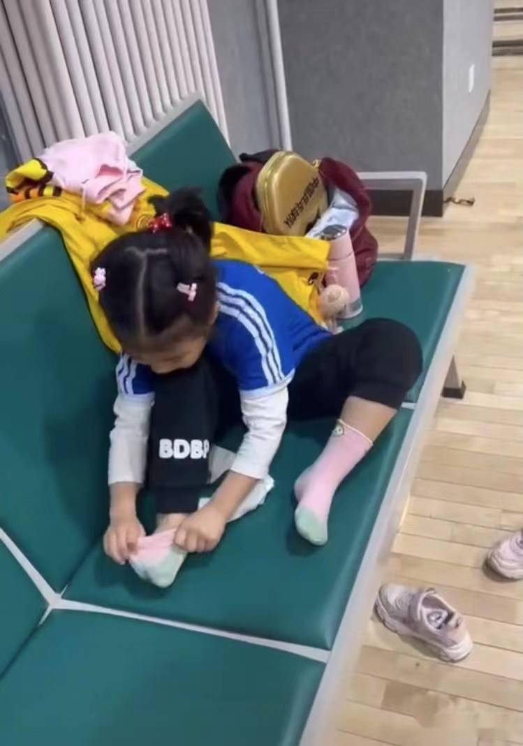 王楠女儿背重书包不让爸拿挥手告别教练麻利换鞋袜自称讲究人