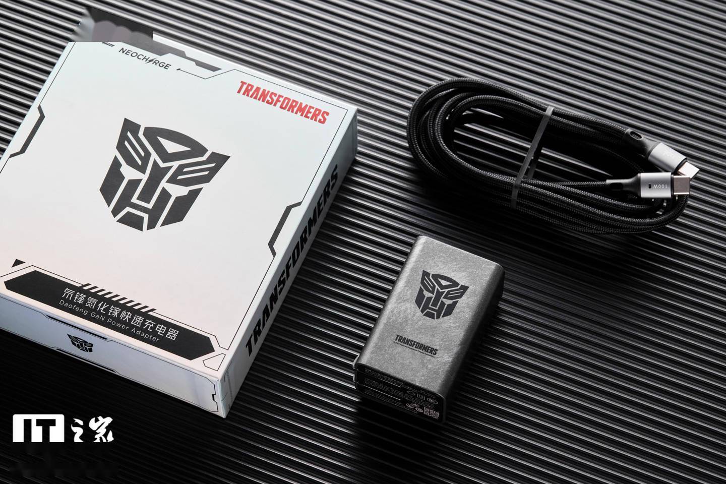 it之家开箱红魔12065w氮化镓变形金刚战损版充电器图赏