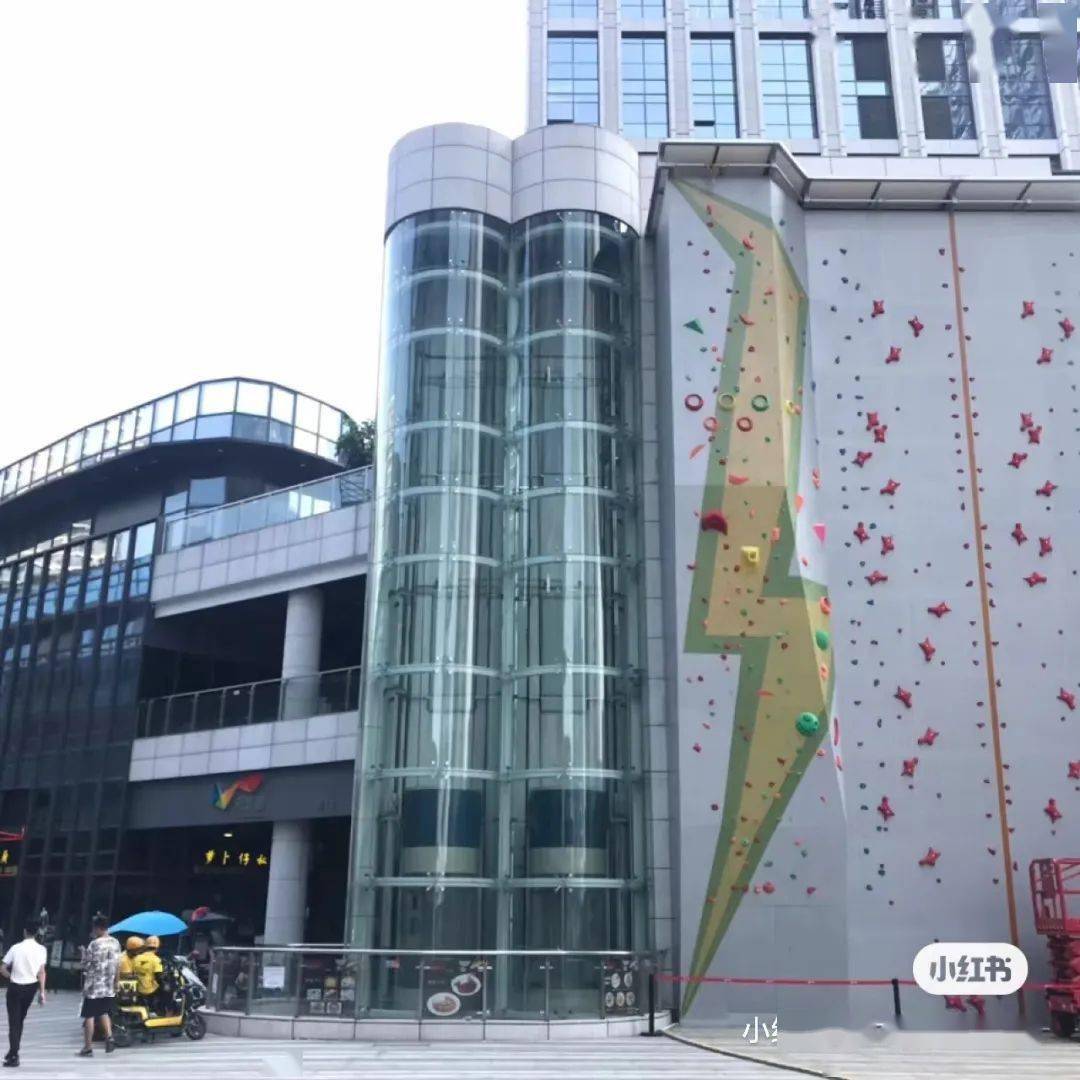 在悦然广场与天玑荟广场中间大楼的建筑外墙,大约三层楼高,做好安全