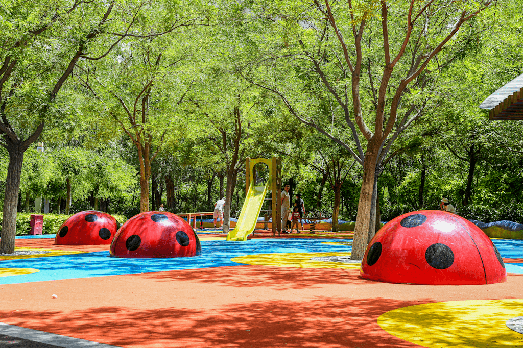 原有场地基础上,生态谷公园完善慢行步道铺装,补充儿童娱乐设施,健身