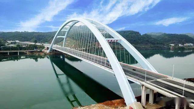 图1:官塘大桥全貌图2:官塘大桥评审人员现场踏勘四,防风险,强化多方