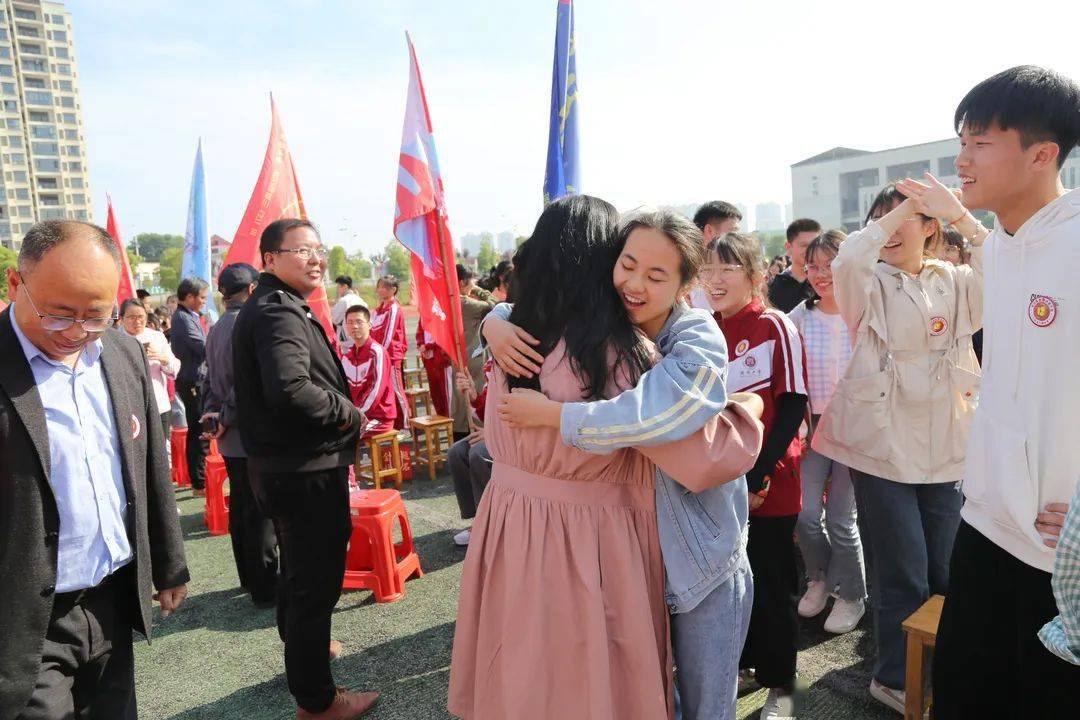 激扬青春多壮志,砥砺奋斗绘人生 ——兴国中学举行2022届高三学生成人