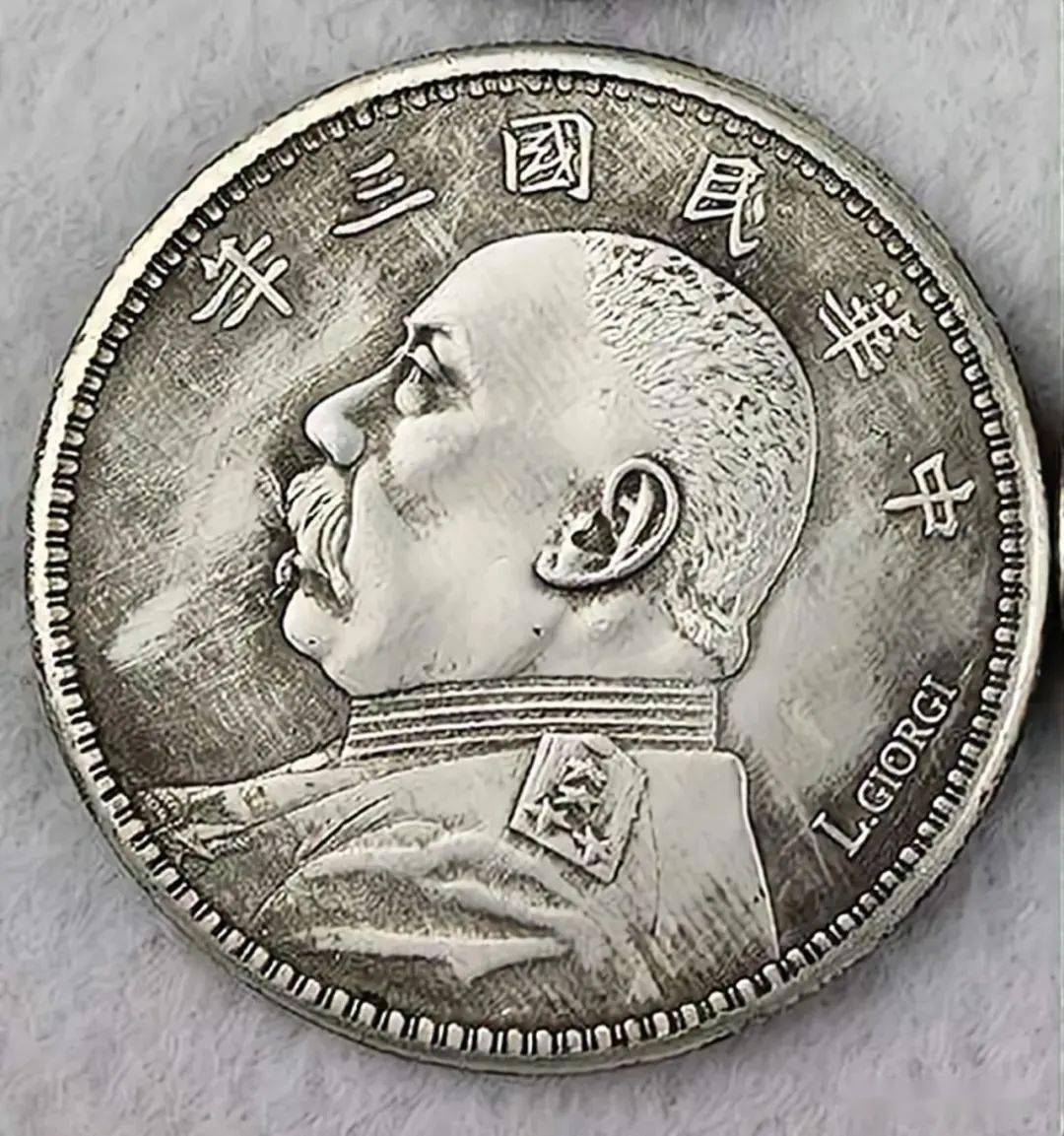 而来的葬礼,古时候人死后口含珠玉,称"含"或"琱",后世大多用金属钱币