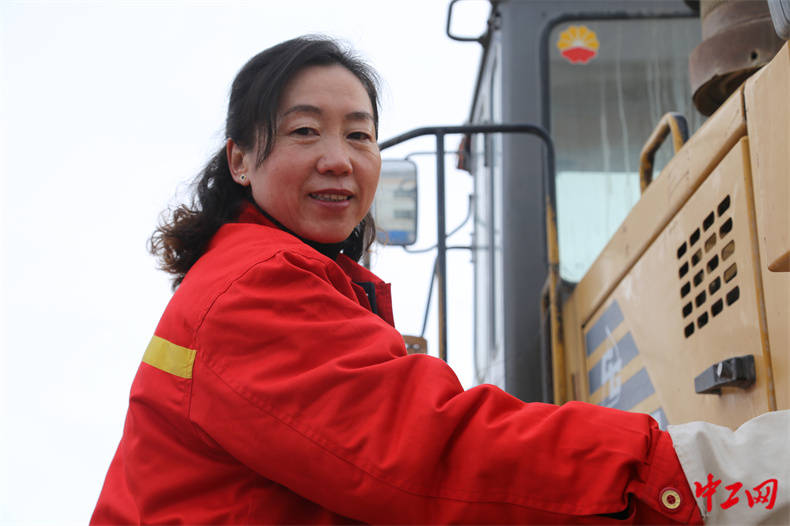 王秋莲开了18年装载机的石油女工