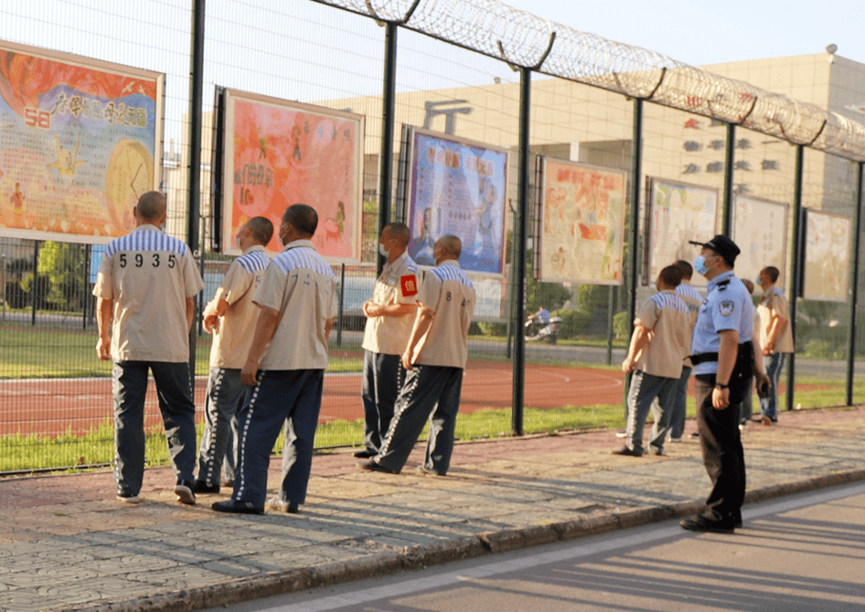 阜阳监狱举办板报展.