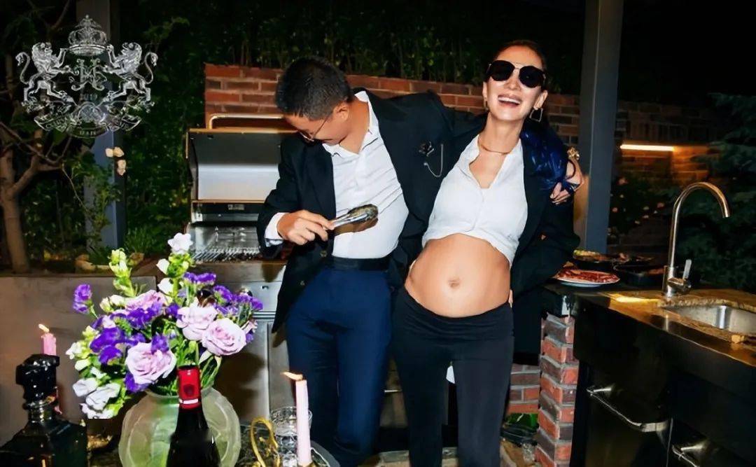 卢靖姗官宣怀孕肚大如箩马甲线依旧抢镜韩庚挺同款孕肚拍写真