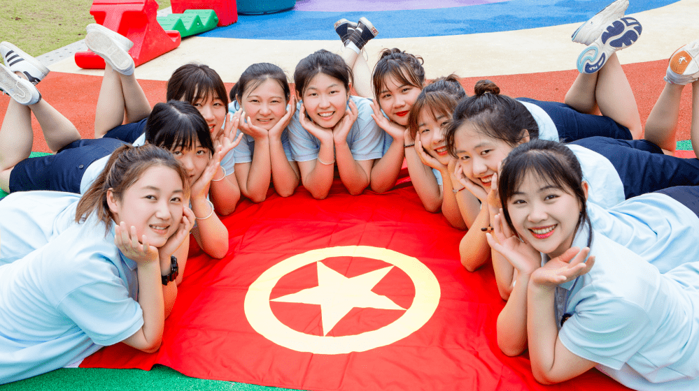 喜迎二十大永远跟党走奋进新征程我与团旗团徽合影二