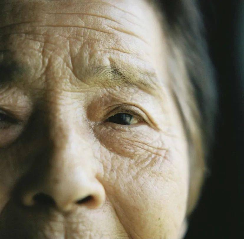 母亲节|"我用10年为妈妈拍张照"最感人的摄影写真._祖父_祖孙_时间