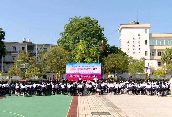 今天是母亲节,像往常一年,骑着自行车往元善中学赶,当时的元善中学