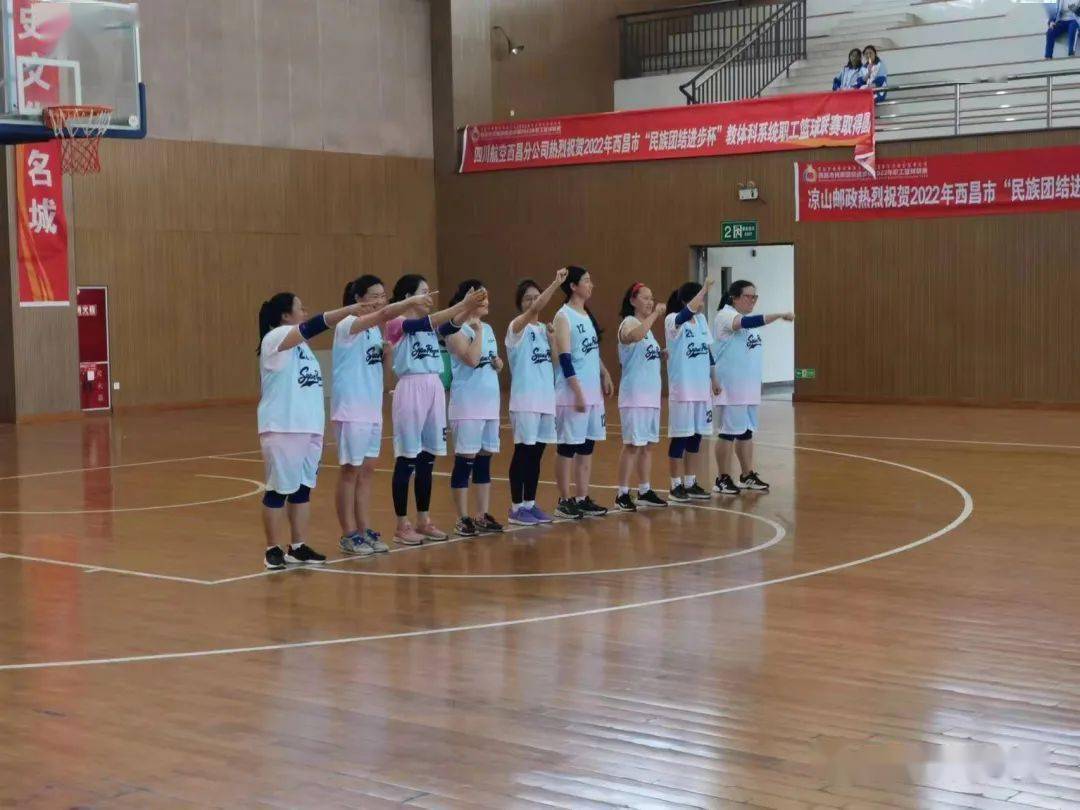 看铿锵玫瑰向梦想投篮写给西乡中学女子篮球队