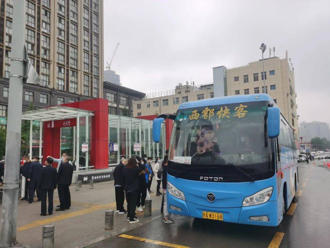 西安城南客运站三爻地铁站补客点设立于b口出口处,补客点营业时间暂定