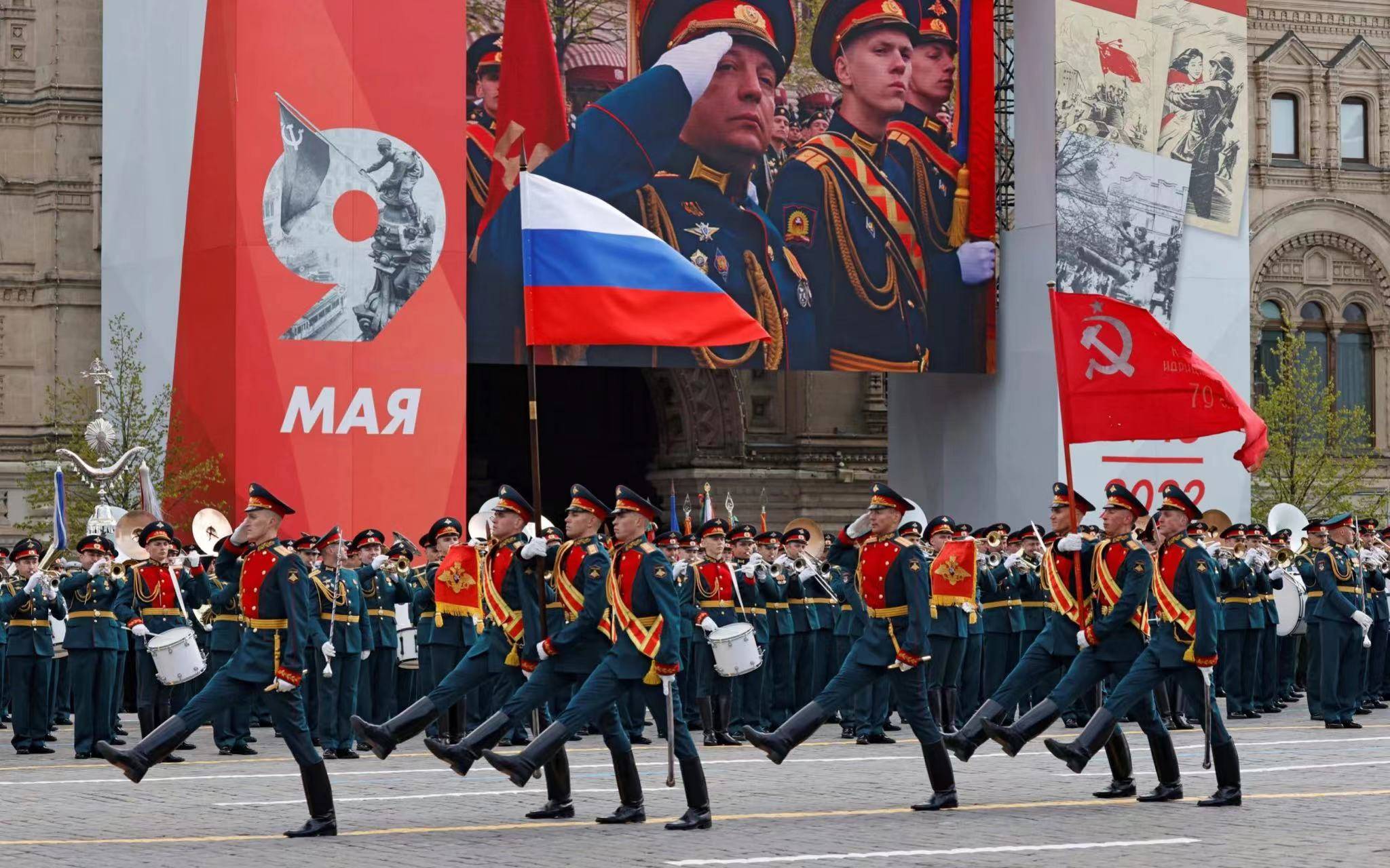 俄罗斯举行胜利日红场阅兵式，多位独联体国家领导人与普京共同阅兵并向烈士墓献花