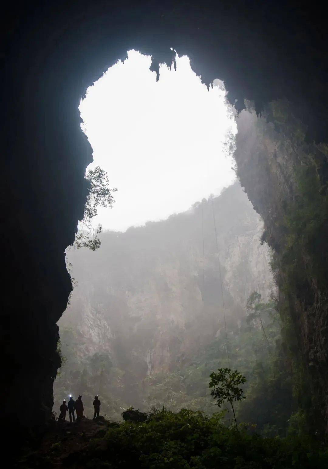 凤山半洞天坑垂降5月6日,对乐业发现新天坑的科考探险活动进行了