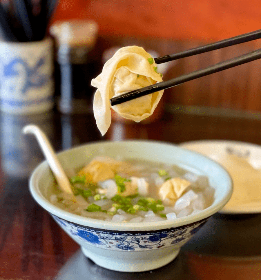 通过步行街往里面走便能看到周生记,作为湖州四大名吃之一,其招牌馄饨