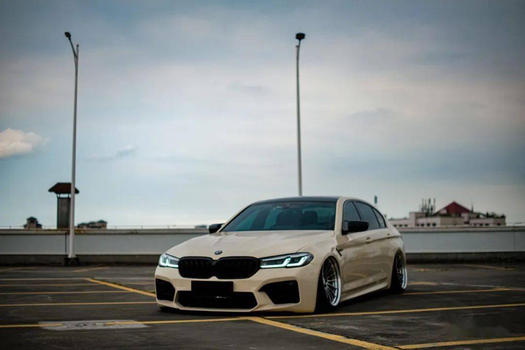 干净素雅的姿态宝马5系果然低趴才是这类车的归宿