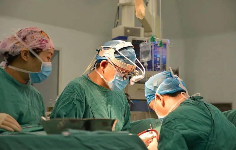 心脏血管长反了,医生"扭转乾坤",小宝转危为安_手术_谌启辉_孩子