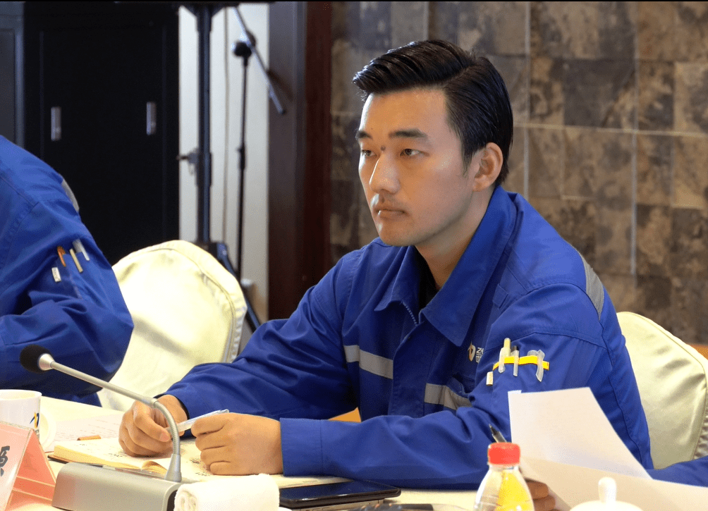 董力源在大学生座谈会上指出紧抓机遇勇攀高峰