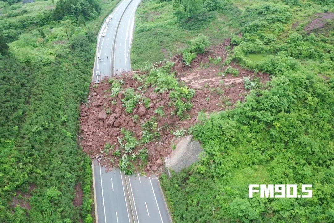 张南高速一路段发生边坡垮塌,暂时无法通行