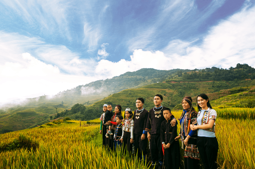 也是那诺乡浪树村土生土长的哈尼族原创歌手,"哈莫"在哈尼语中是"双胞