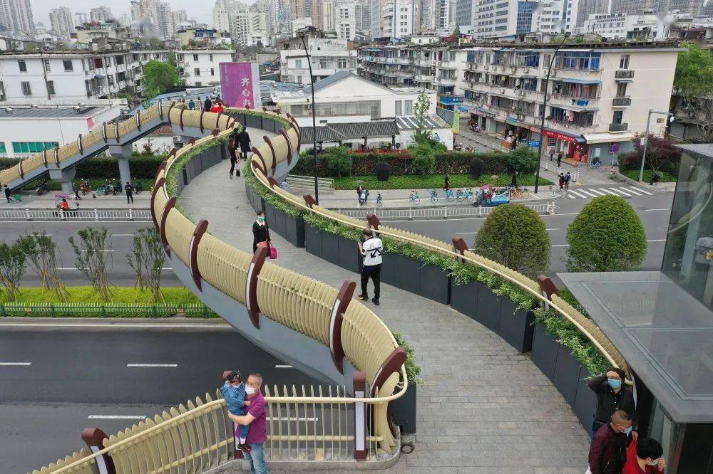 美市区多条道路过街天桥完成绿化景观提升