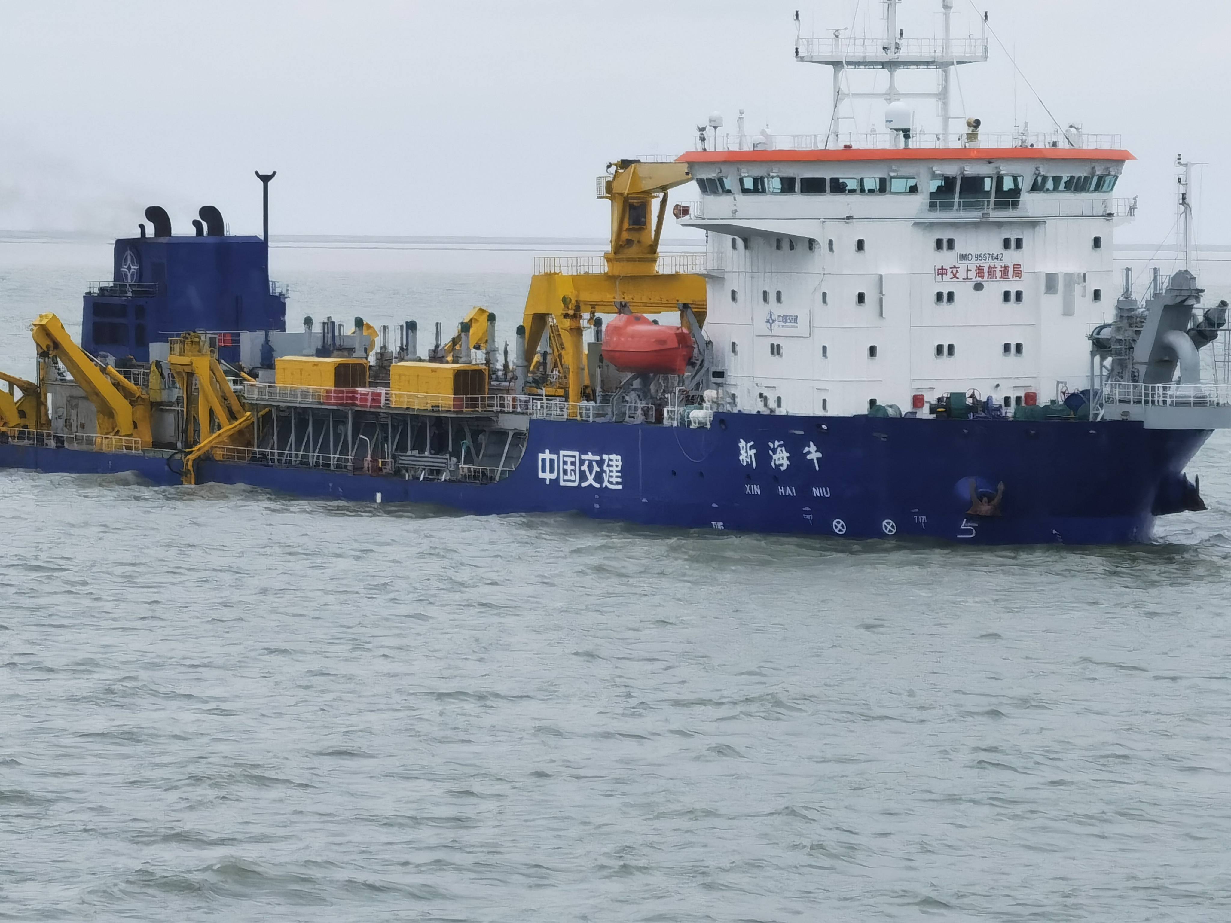 长江口航道维护工程进入施工高峰,万方耙吸挖泥船清淤保通航_船舶_洪