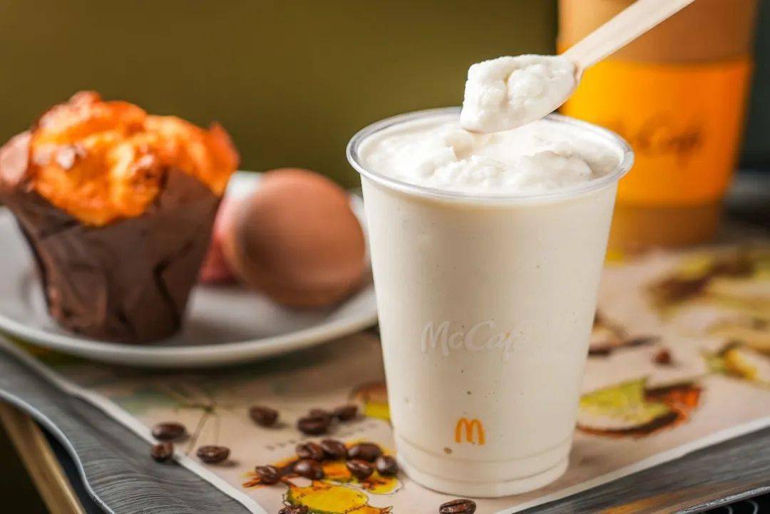 一杯满满的燕麦厚椰乳,椰奶香甘甜顺滑,厚厚的椰香中释出燕麦香~夏季