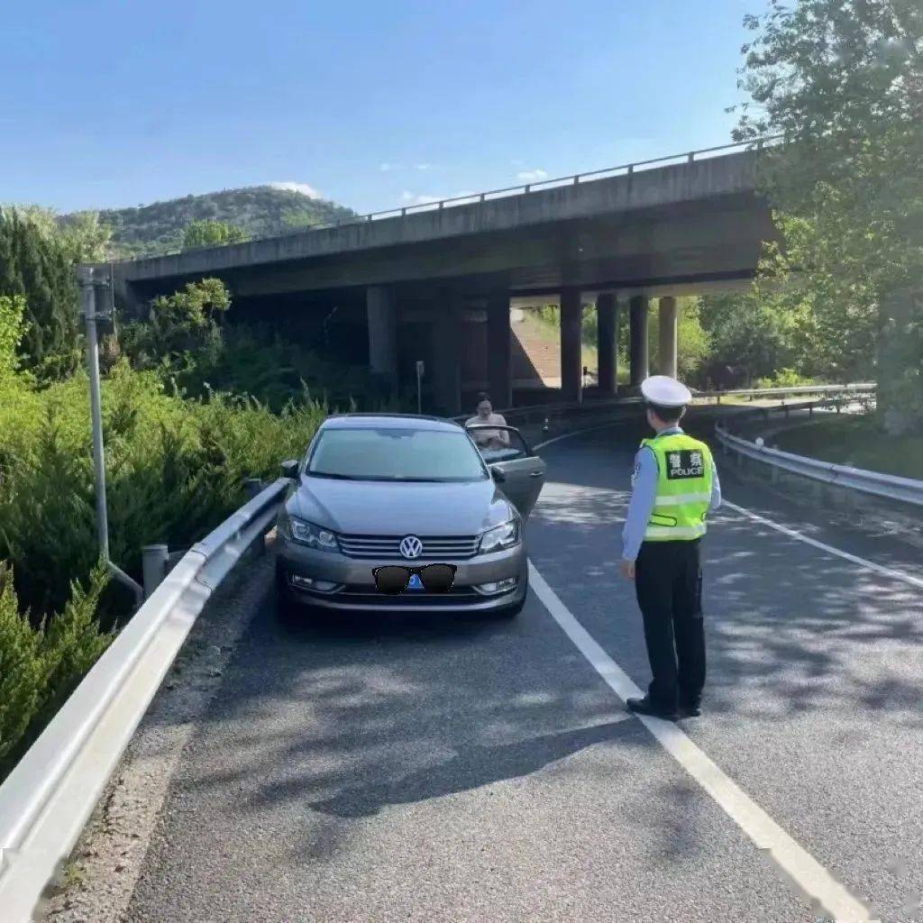 把應急車道當成遊樂場和廁所!太危險!67_巡邏_車輛_高速公路