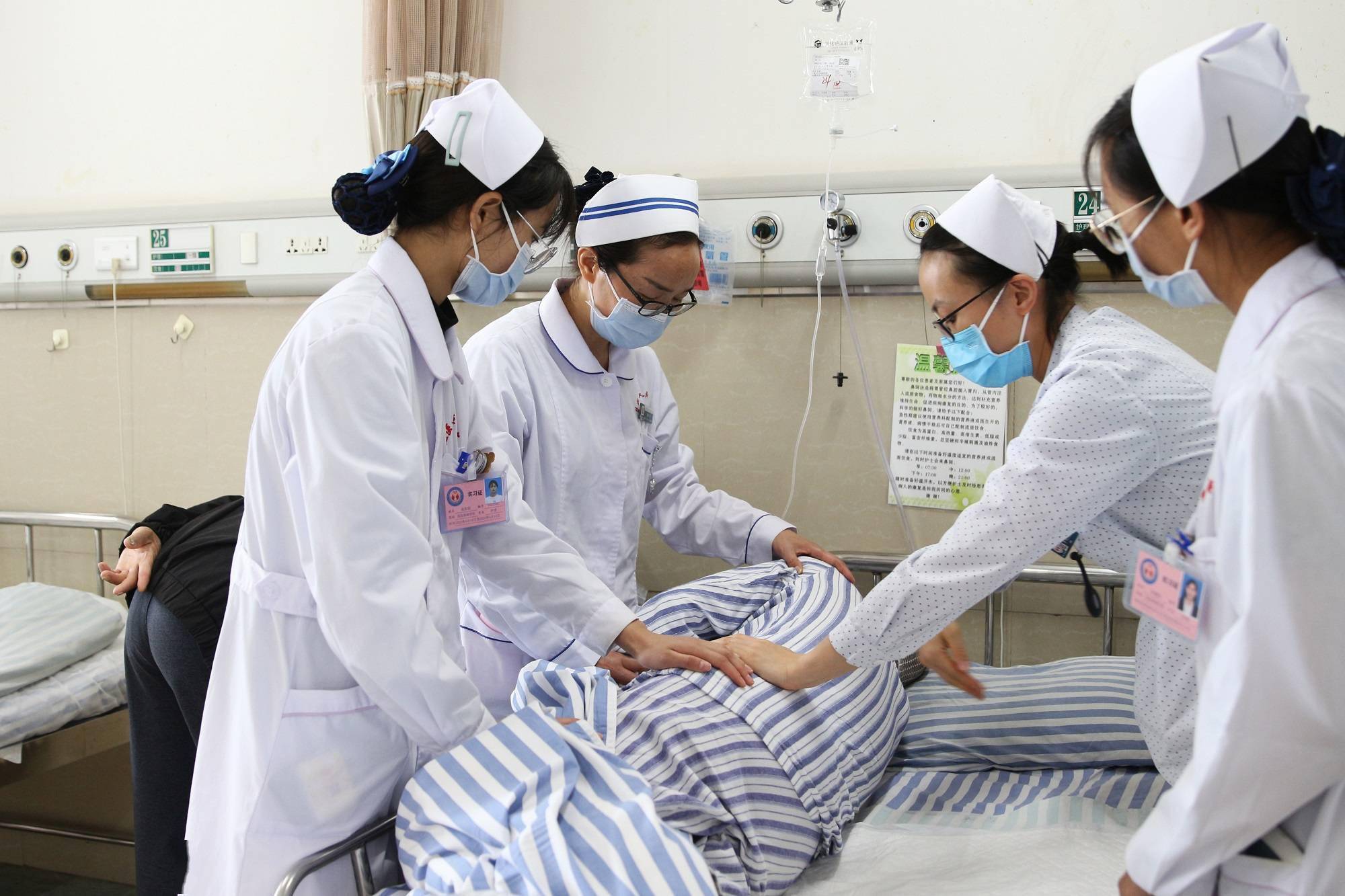 传承南丁格尔精神接力生命火炬