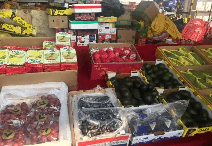 卖水果还是卖水泥市民反映海吉星市场果箱疑似灌水泥你遇到过吗
