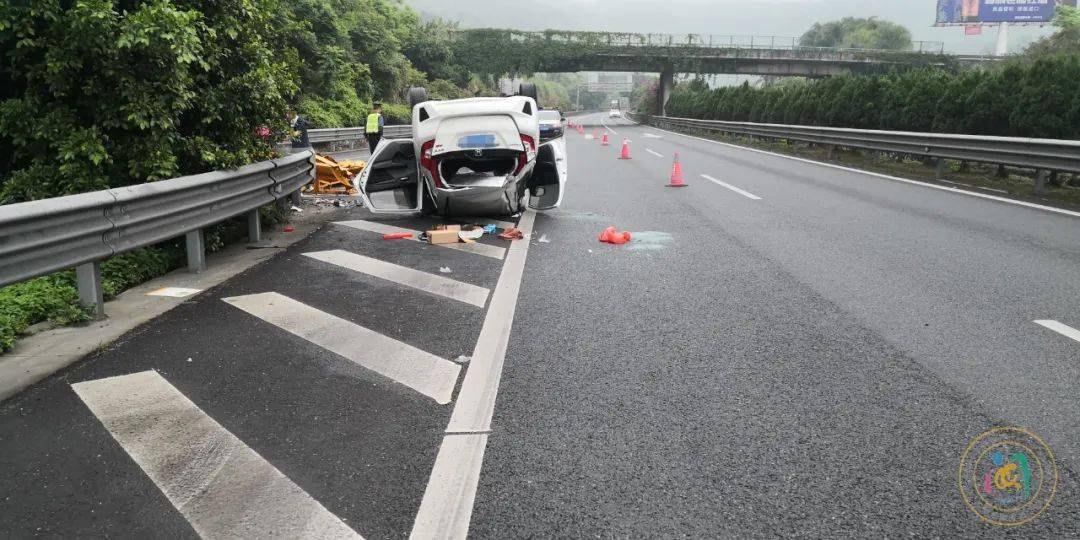 高速公路车祸现场图片