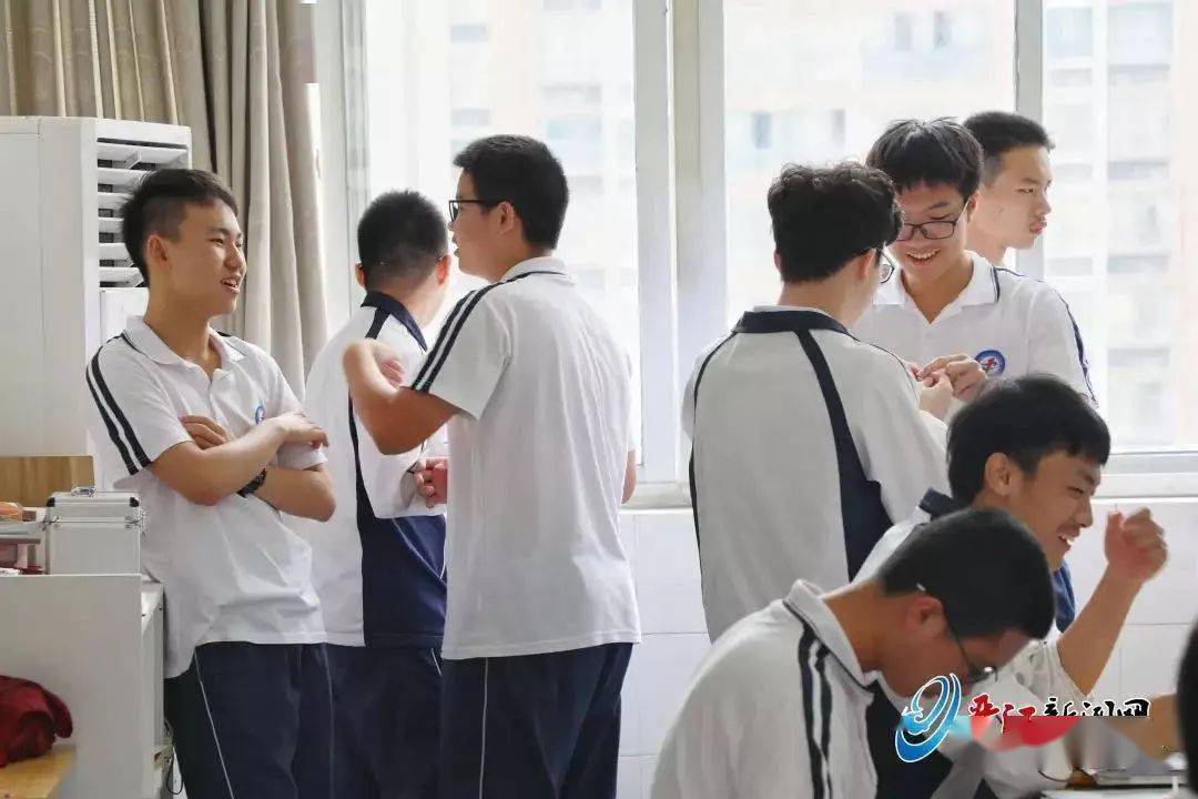 大比拼谁说高中校服丑简直好看到爆大学生都酸了