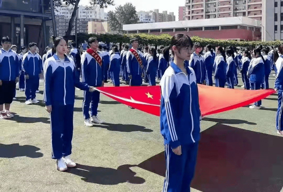 北京161中学北京外国语大学附属中学校服分为日常装和制服两个系列